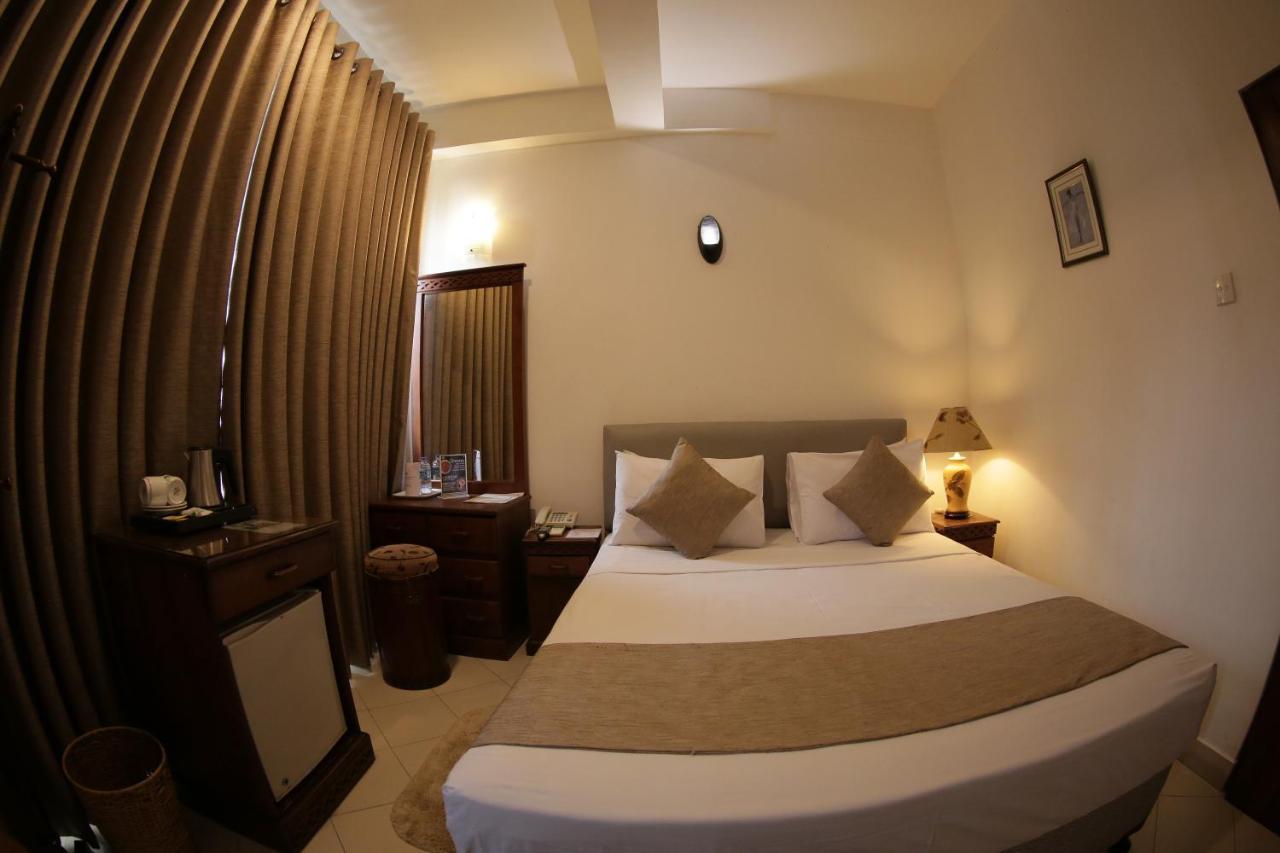 The Royal Mall Kandy Bagian luar foto