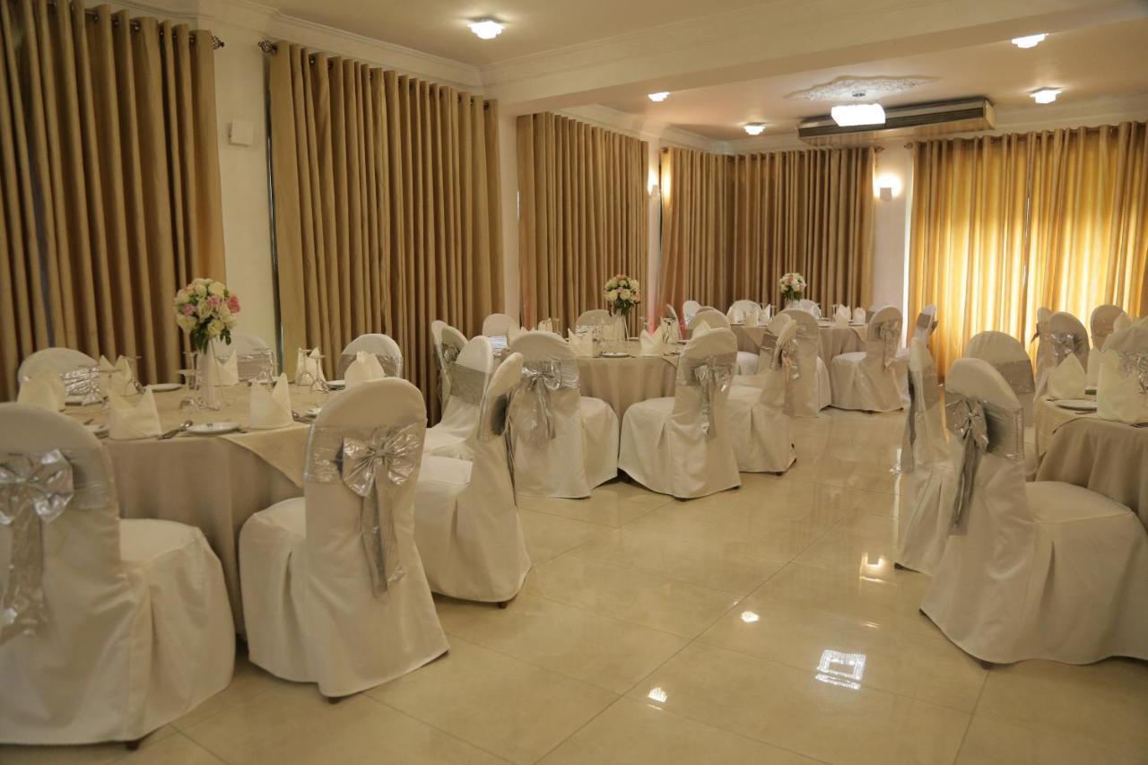 The Royal Mall Kandy Bagian luar foto