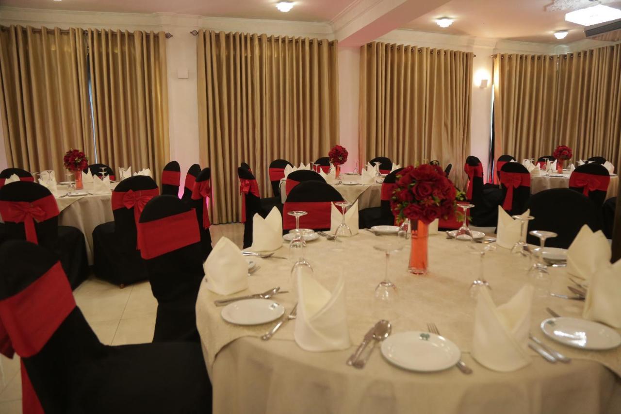 The Royal Mall Kandy Bagian luar foto