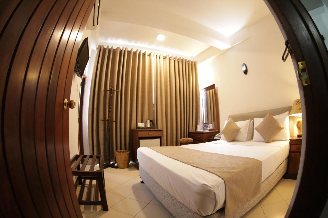 The Royal Mall Kandy Bagian luar foto