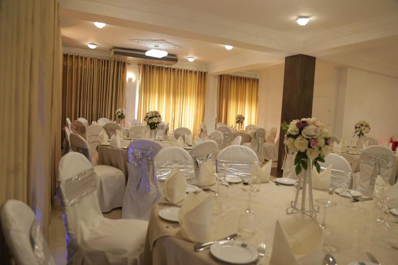 The Royal Mall Kandy Bagian luar foto