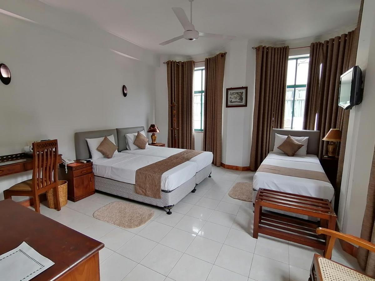 The Royal Mall Kandy Bagian luar foto